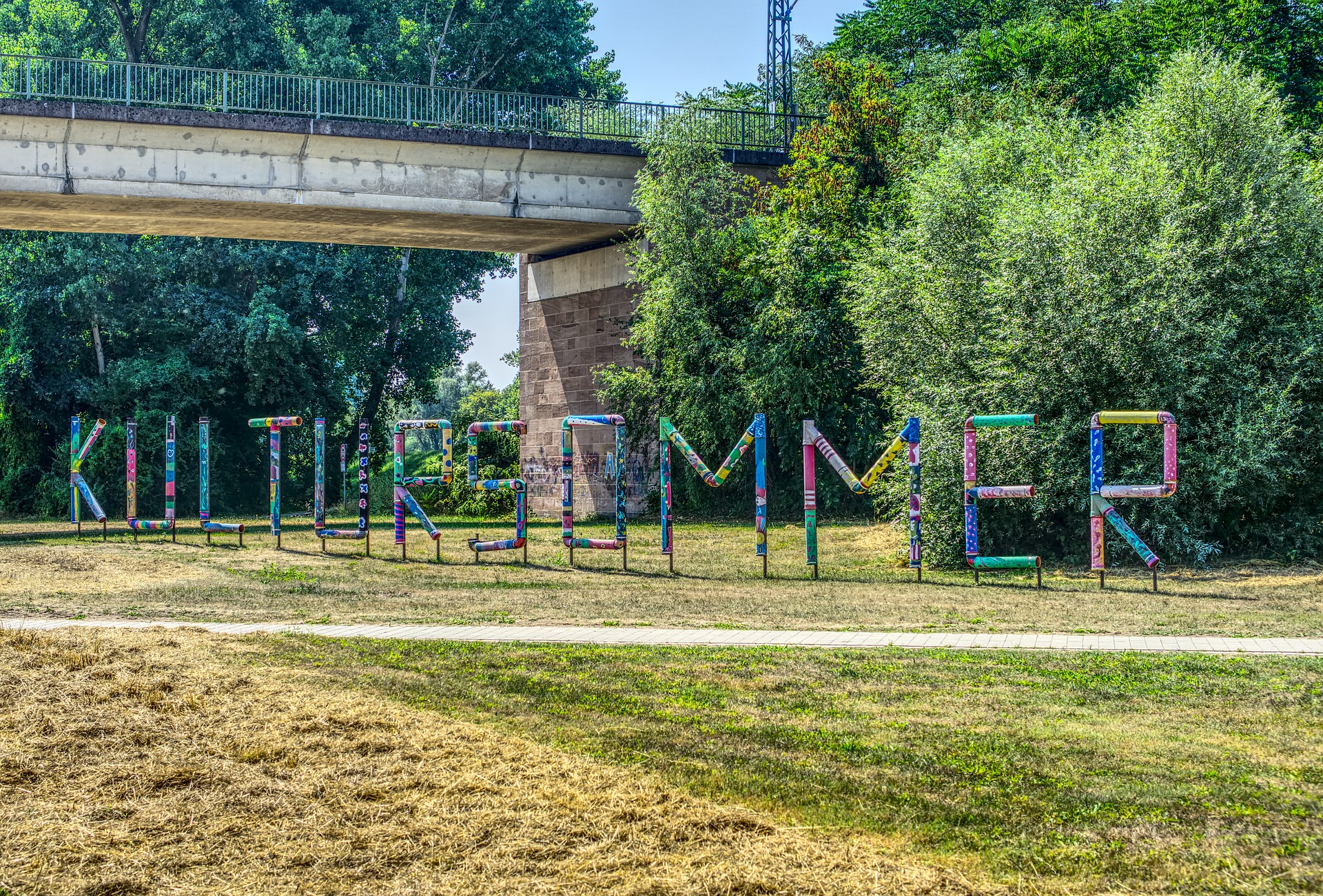 Kultursommer Kunstwerk auf Wiese